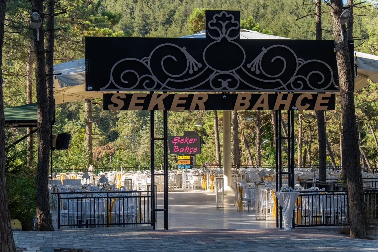 Şeker Bahçe’nin siyah metal giriş kapısı
